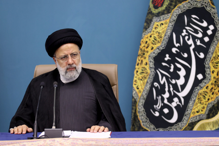 شهید رئیسی به منزل رئیس جمهور سابق نرفت/ پزشکیان به منزل بازسازیشدهای رفت که شهید رئیسی سکونت در آن را نپذیرفت